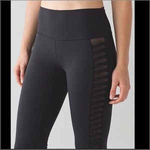 🎉Lululemon sunshine salutation crop, black, sz 8